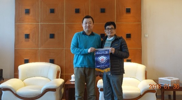 明志科大材料工程系陳勝吉主任(右)致贈校旗給北京科技大學材料科學與工程學院王魯寧院長。